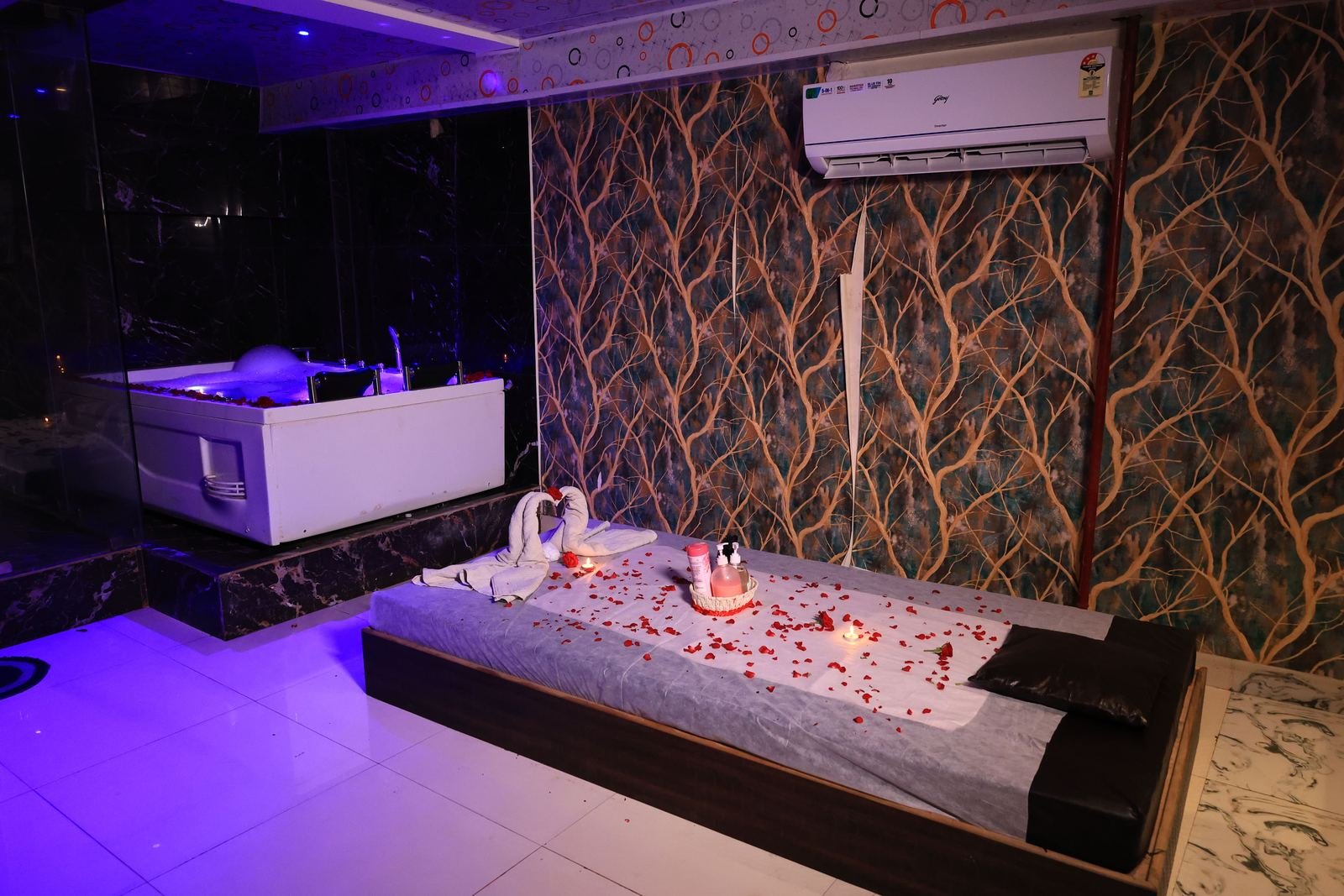 Deluxe room with jacuzzi at Rich Spa Dombivli